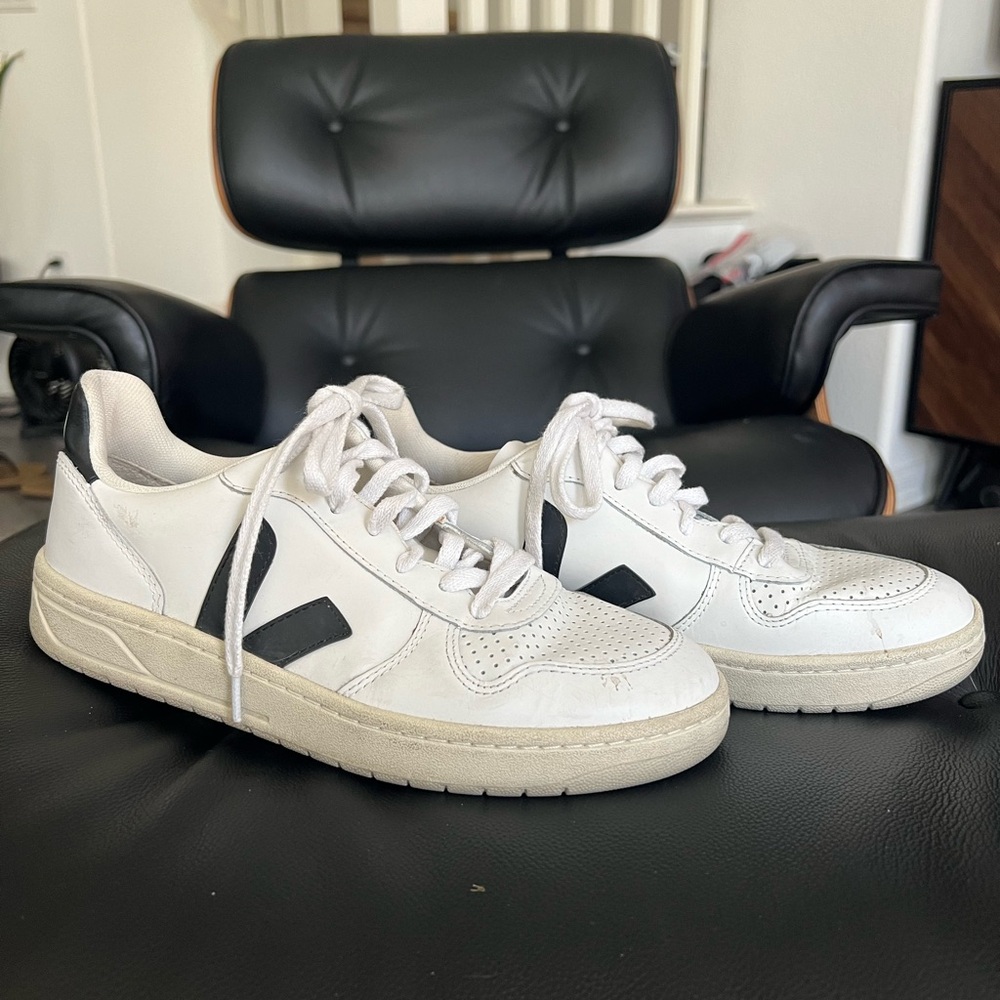 Veja V-10 sneaker